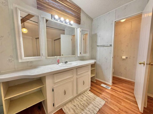 138 Nickerson Avenue, Hinton, AB - Indoor Photo Showing Bathroom