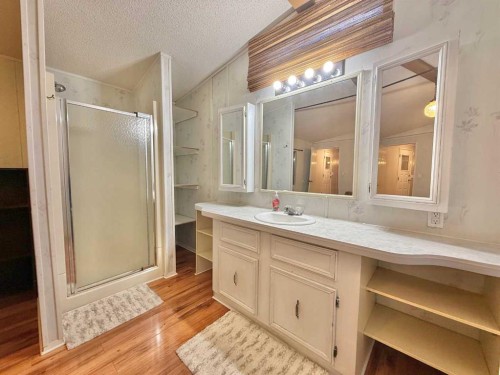 138 Nickerson Avenue, Hinton, AB - Indoor Photo Showing Bathroom