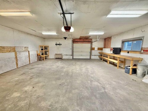 138 Nickerson Avenue, Hinton, AB - Indoor Photo Showing Garage