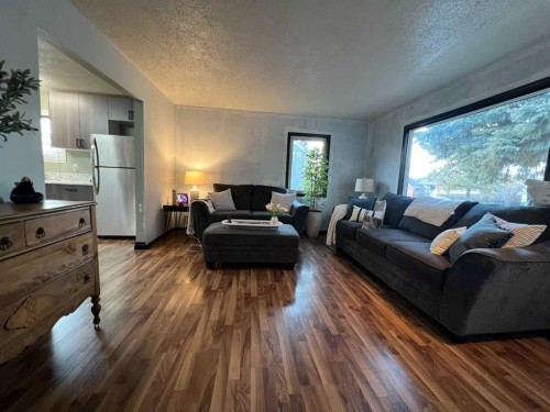 5021 10 Avenue, Edson, AB - Indoor Photo Showing Living Room