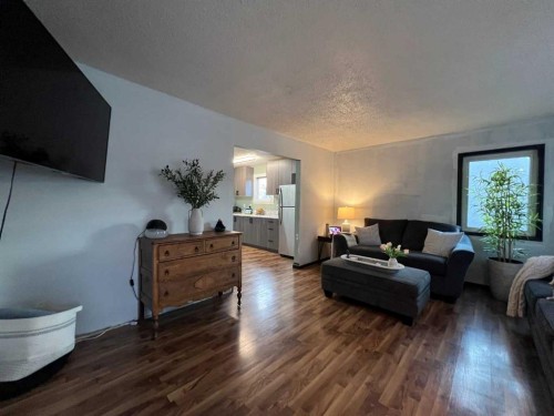5021 10 Avenue, Edson, AB - Indoor Photo Showing Living Room