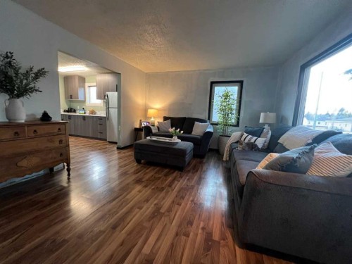 5021 10 Avenue, Edson, AB - Indoor Photo Showing Living Room