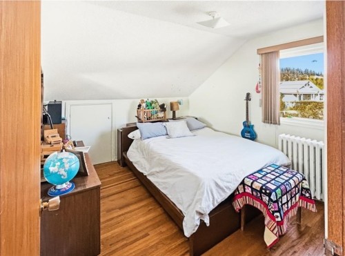 211 Colin Crescent, Jasper, AB - Indoor Photo Showing Bedroom