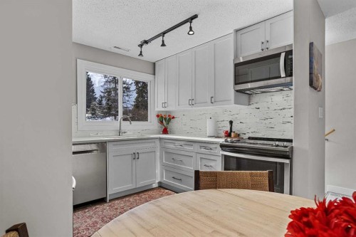 4-630 3Rd Street, Canmore, AB - Indoor Photo Showing Kitchen