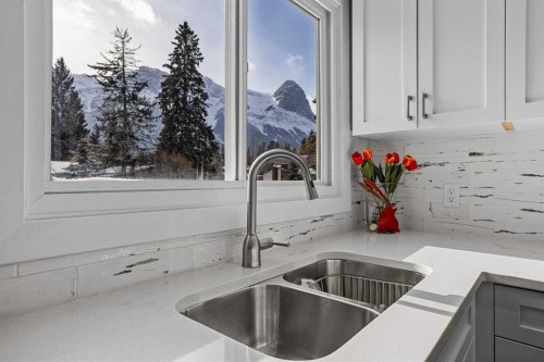 4-630 3Rd Street, Canmore, AB - Indoor Photo Showing Kitchen With Double Sink