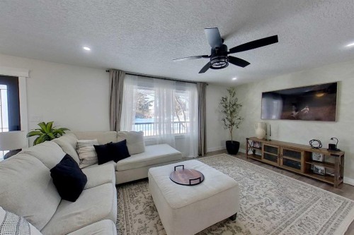 337 3 Avenue Nw, Slave Lake, AB - Indoor Photo Showing Living Room