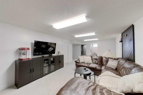 337 3 Avenue Nw, Slave Lake, AB - Indoor Photo Showing Living Room