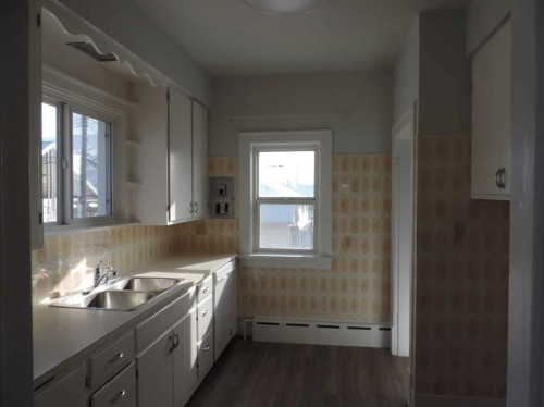 701 Geikie Street, Jasper, AB - Indoor Photo Showing Kitchen With Double Sink