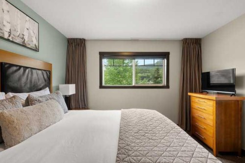 2206-250 2 Avenue, Dead Man'S Flats, AB - Indoor Photo Showing Bedroom