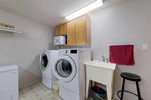 732 9 Street Sw, Slave Lake, AB - Indoor Photo Showing Laundry Room