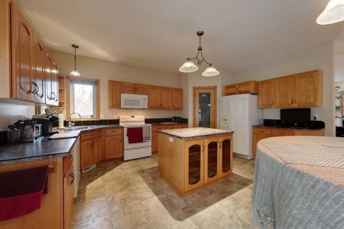 732 9 Street Sw, Slave Lake, AB - Indoor Photo Showing Kitchen