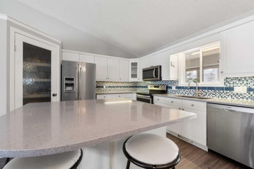 27 Park Circle, Whitecourt, AB - Indoor Photo Showing Kitchen With Upgraded Kitchen