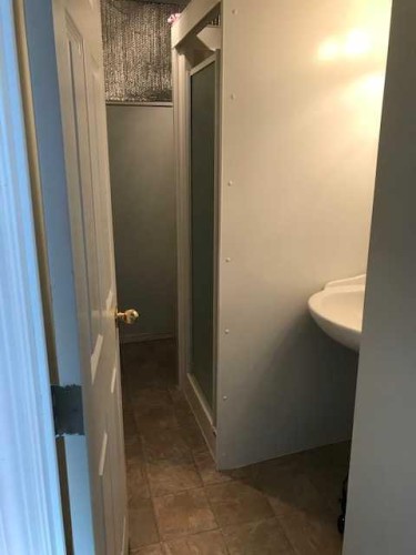 712 3 Avenue, Fox Creek, AB - Indoor Photo Showing Bathroom