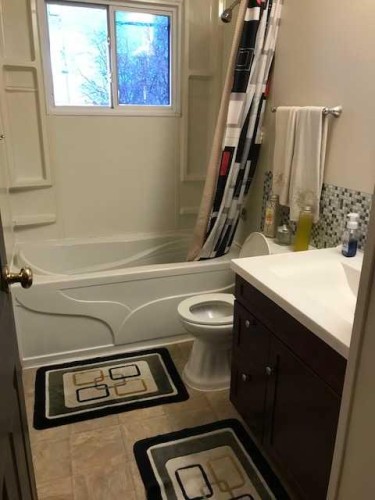 712 3 Avenue, Fox Creek, AB - Indoor Photo Showing Bathroom
