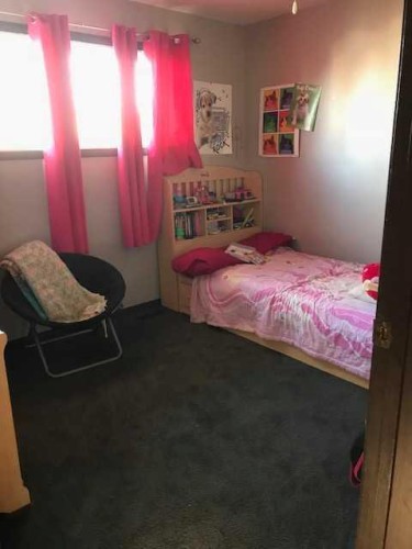 712 3 Avenue, Fox Creek, AB - Indoor Photo Showing Bedroom