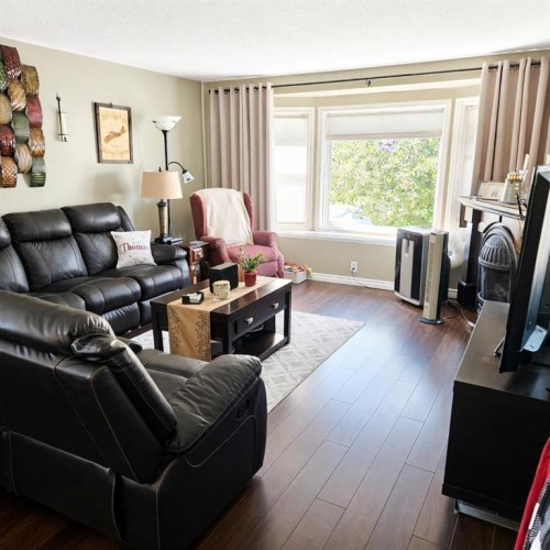 613 53 Street, Edson, AB - Indoor Photo Showing Living Room