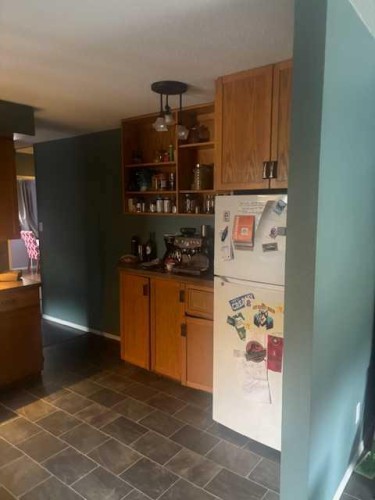 13 Aspen Crescent, Jasper, AB - Indoor Photo Showing Kitchen