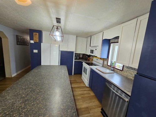 819 52 Street, Edson, AB - Indoor Photo Showing Kitchen