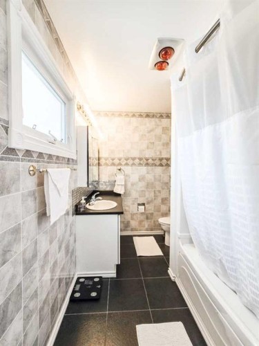 4337 10 Avenue, Edson, AB - Indoor Photo Showing Bathroom