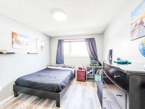 4337 10 Avenue, Edson, AB - Indoor Photo Showing Bedroom