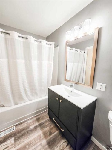 4337 10 Avenue, Edson, AB - Indoor Photo Showing Bathroom