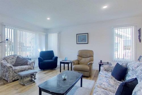 908 7 Avenue Se, Slave Lake, AB - Indoor Photo Showing Living Room