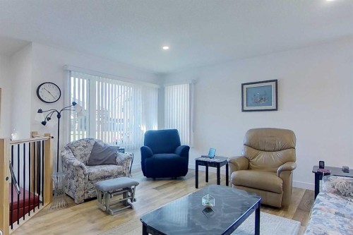 908 7 Avenue Se, Slave Lake, AB - Indoor Photo Showing Living Room
