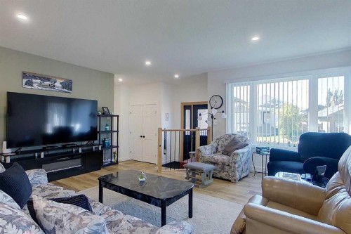 908 7 Avenue Se, Slave Lake, AB - Indoor Photo Showing Living Room