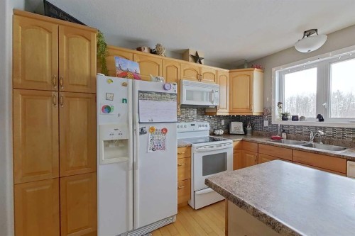 74120 100 Range Road, Kinuso, AB - Indoor Photo Showing Kitchen With Double Sink