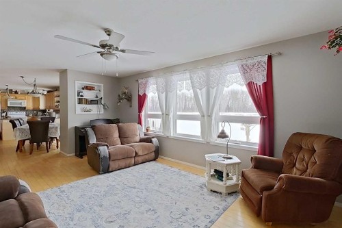 74120 100 Range Road, Kinuso, AB - Indoor Photo Showing Living Room