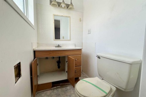 6 Hillside Avenue, Swan Hills, AB - Indoor Photo Showing Bathroom
