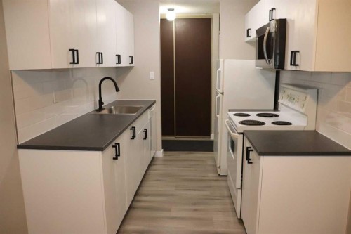 105B-5611 9 Avenue, Edson, AB - Indoor Photo Showing Kitchen