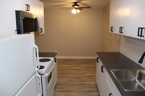 105B-5611 9 Avenue, Edson, AB - Indoor Photo Showing Kitchen