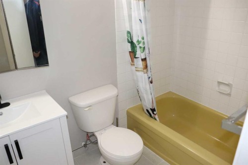 105B-5611 9 Avenue, Edson, AB - Indoor Photo Showing Bathroom