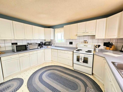 2718 Jackson Street, Wabasca, AB - Indoor Photo Showing Kitchen