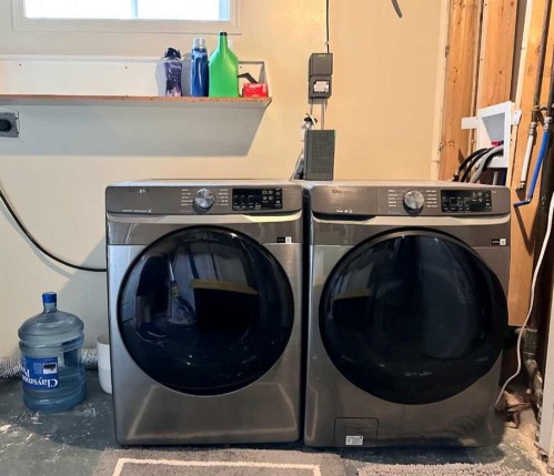 525 4 Avenue, Fox Creek, AB - Indoor Photo Showing Laundry Room