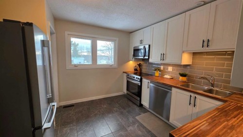525 4 Avenue, Fox Creek, AB - Indoor Photo Showing Kitchen With Double Sink