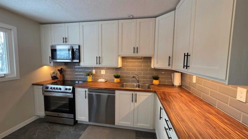 525 4 Avenue, Fox Creek, AB - Indoor Photo Showing Kitchen With Double Sink