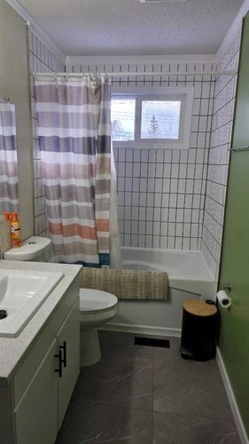 525 4 Avenue, Fox Creek, AB - Indoor Photo Showing Bathroom