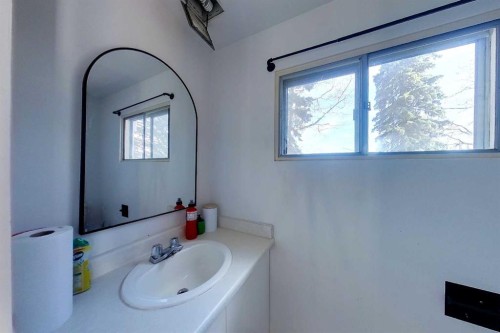 4237 5 Ave, Edson, AB - Indoor Photo Showing Bathroom