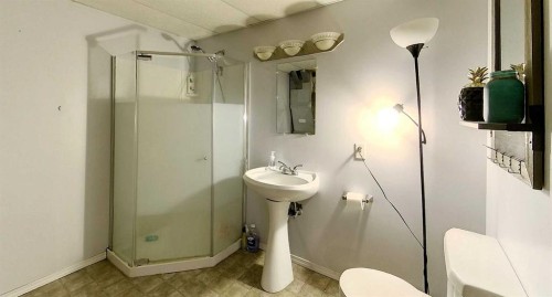 4237 5 Ave, Edson, AB - Indoor Photo Showing Bathroom