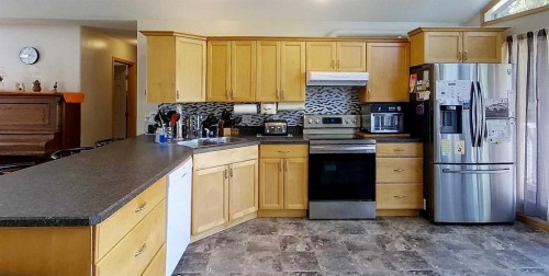 53509B Range Road 171, Rural Yellowhead County, AB - Indoor Photo Showing Kitchen With Double Sink