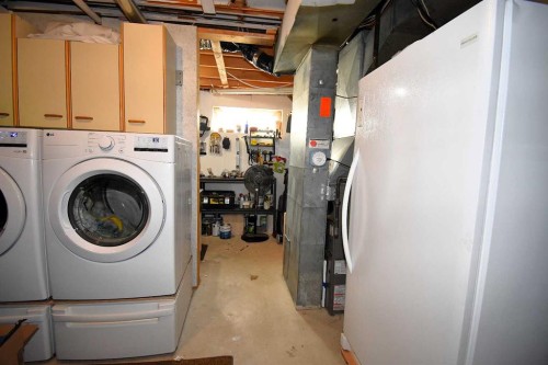 103B Laurel Square, Hinton, AB - Indoor Photo Showing Laundry Room