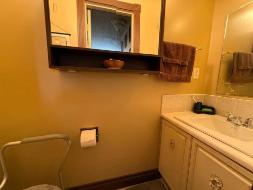 202 Maligne Drive, Hinton, AB - Indoor Photo Showing Bathroom