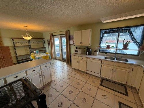202 Maligne Drive, Hinton, AB - Indoor Photo Showing Kitchen With Double Sink