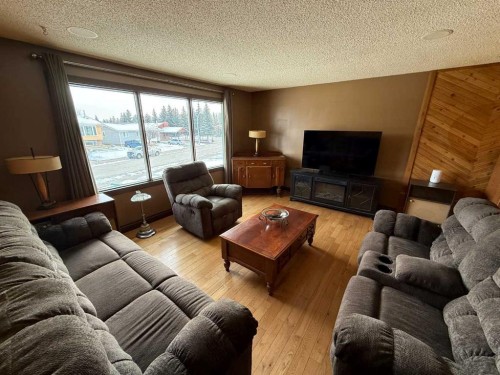 202 Maligne Drive, Hinton, AB - Indoor Photo Showing Living Room