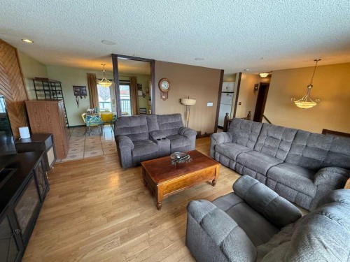 202 Maligne Drive, Hinton, AB - Indoor Photo Showing Living Room
