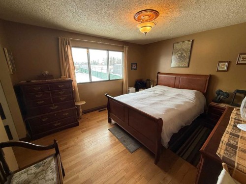202 Maligne Drive, Hinton, AB - Indoor Photo Showing Bedroom