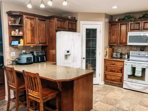 845 12 Street Se, Slave Lake, AB - Indoor Photo Showing Kitchen