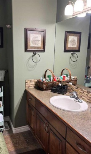 845 12 Street Se, Slave Lake, AB - Indoor Photo Showing Bathroom